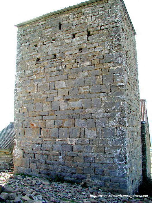 LIENZO NORTE DE LA TORRE. ASPILLERA EN LO ALTO